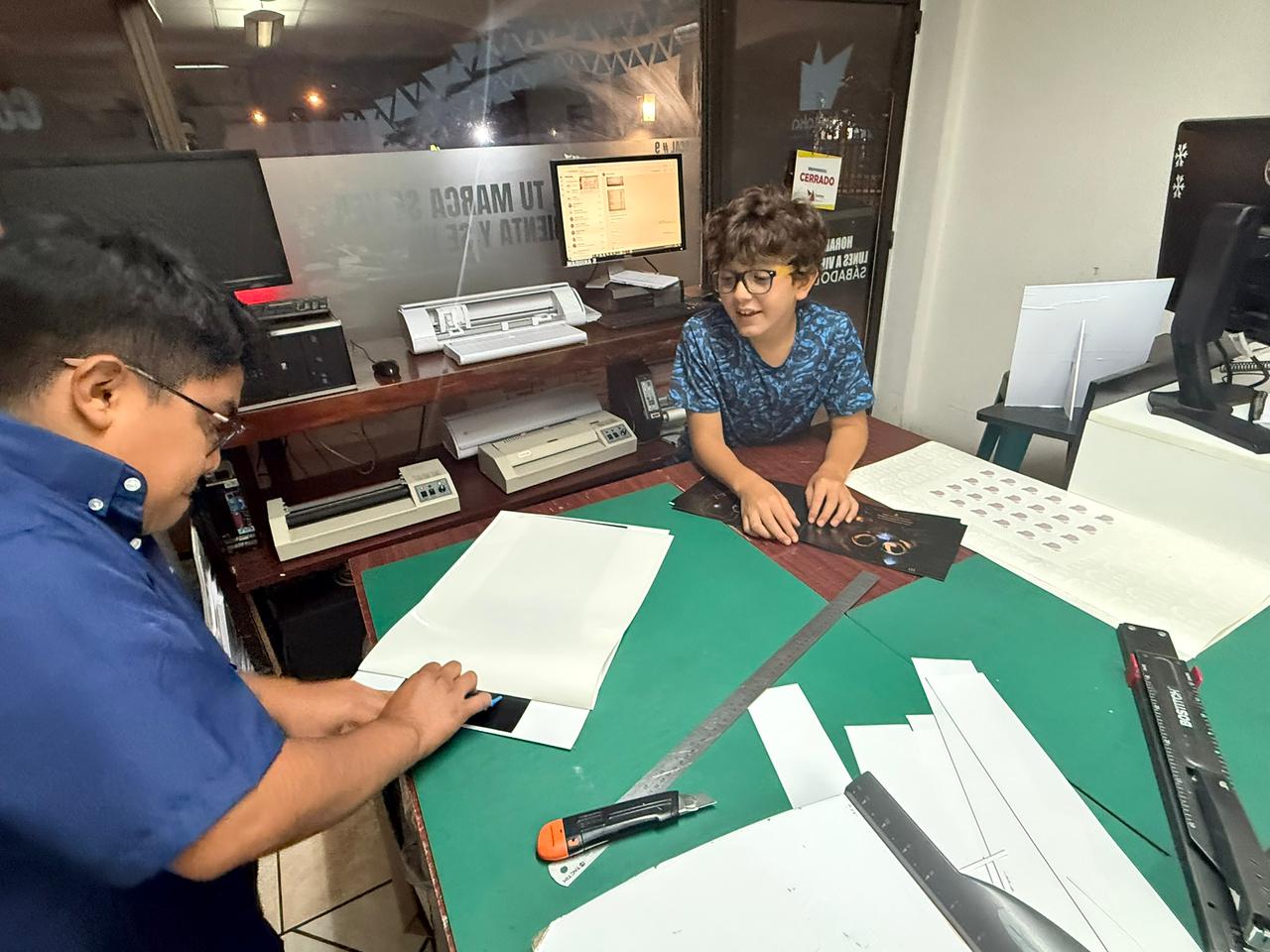 Augusto en la imprenta supervisando el libro